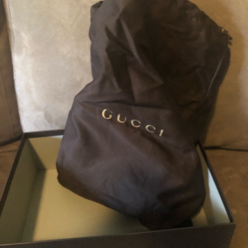 Sz 9, worn 2x Gucci gold, wedges.  Fab!